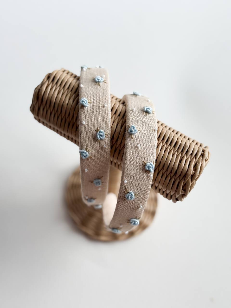 CERCHIETTO CON ROSELLINE SUL BEIGE