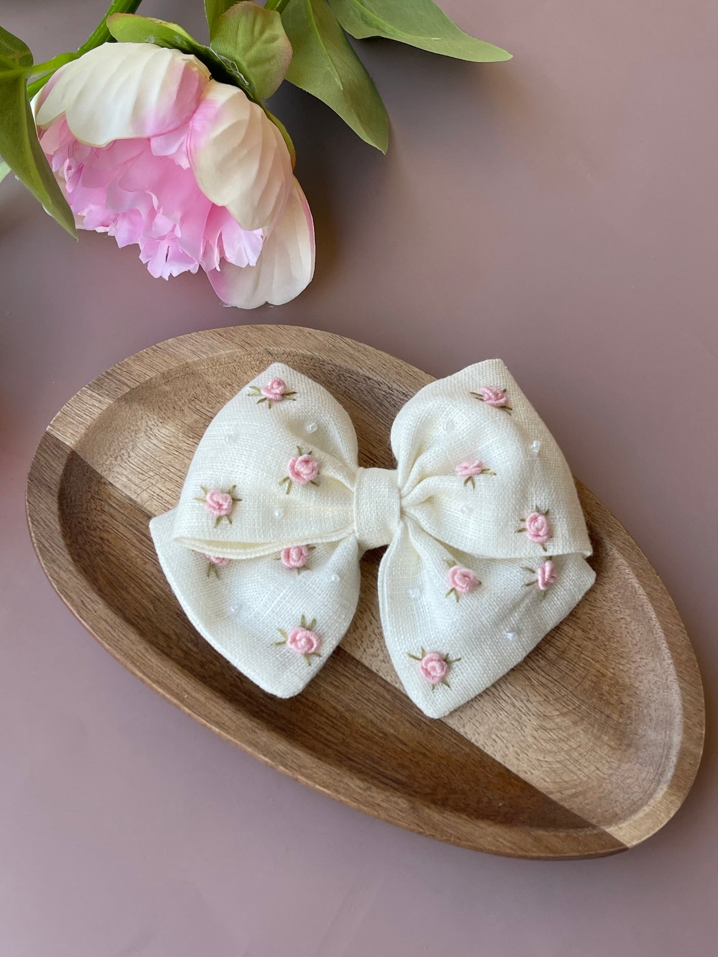 FIOCCO CON ROSELLINE E PERLINE