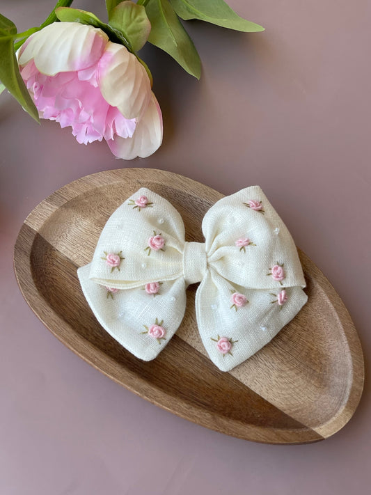 FIOCCO CON ROSELLINE E PERLINE