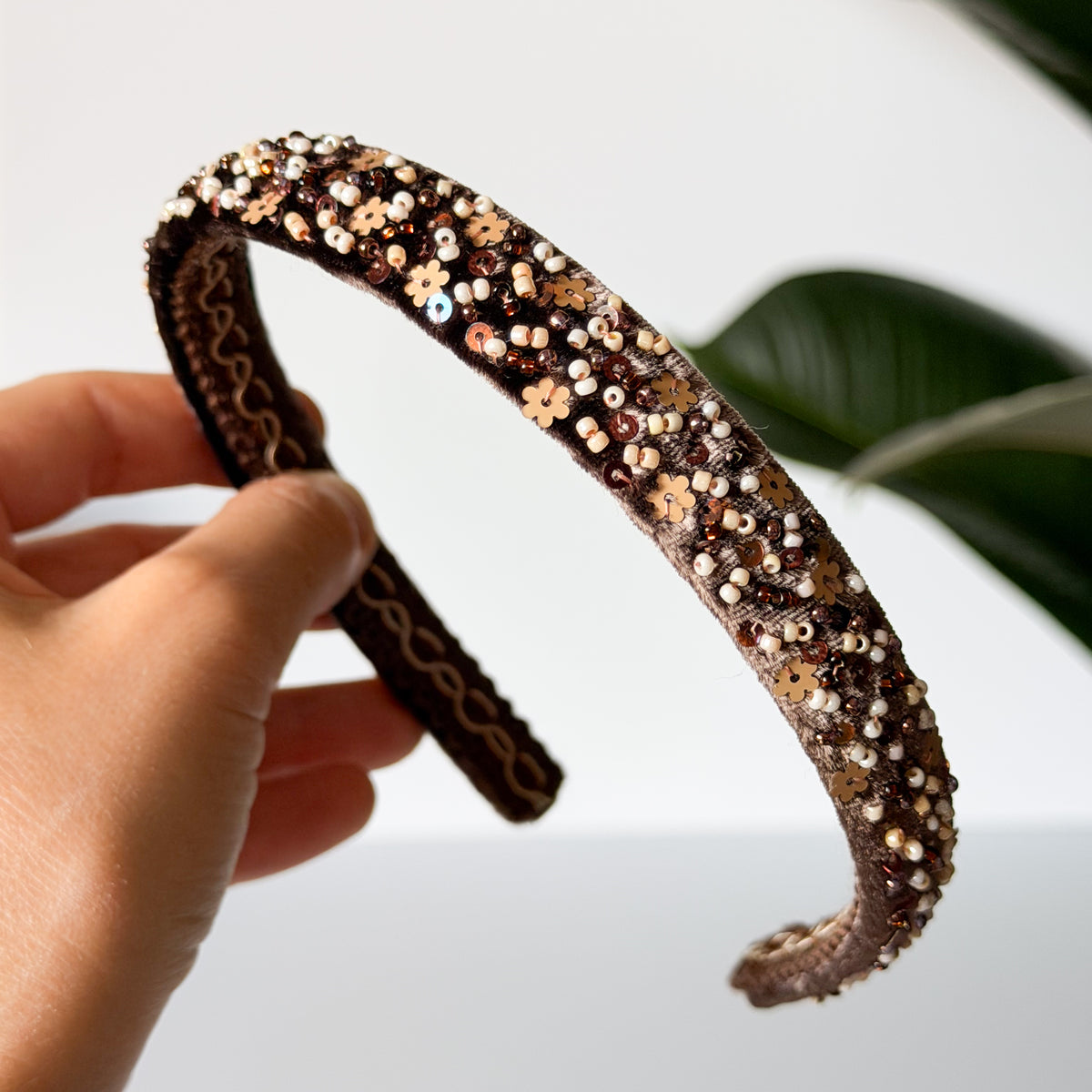 Cerchietto Moka Gold in velluto marrone con perline e fiorellini dorati.
