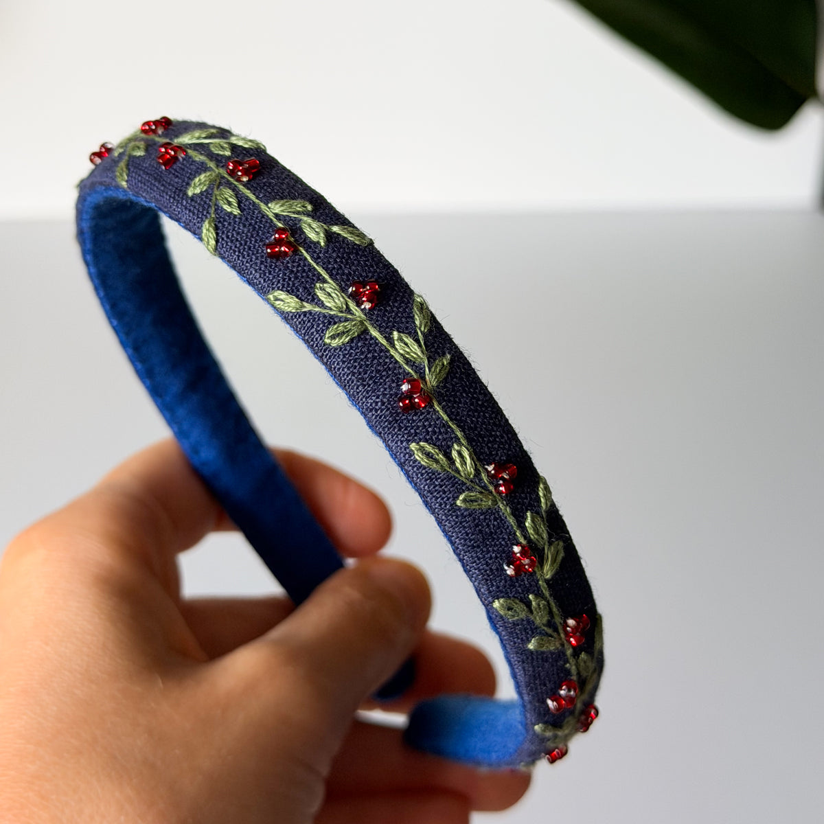 Cerchietto sottile in lino blu ricamato a mano con rami invernali e perline bordeaux