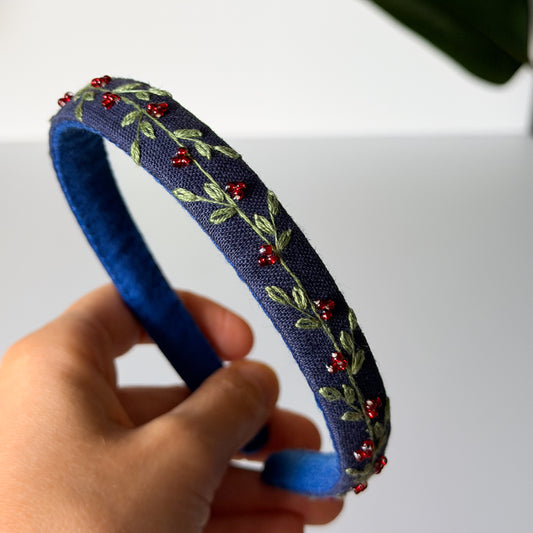 Cerchietto sottile in lino blu ricamato a mano con rami invernali e perline bordeaux
