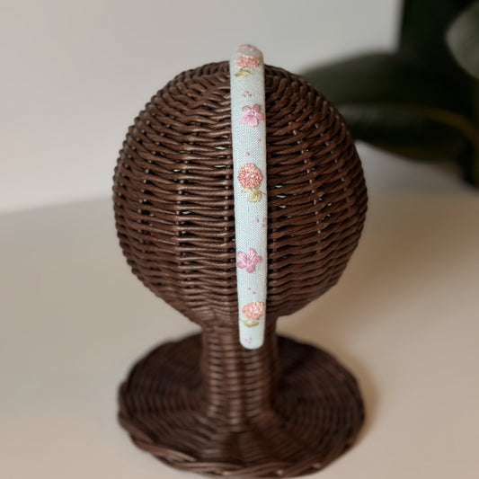 Cerchietto sottile in lino azzurro con ricami rosa fatti a mano