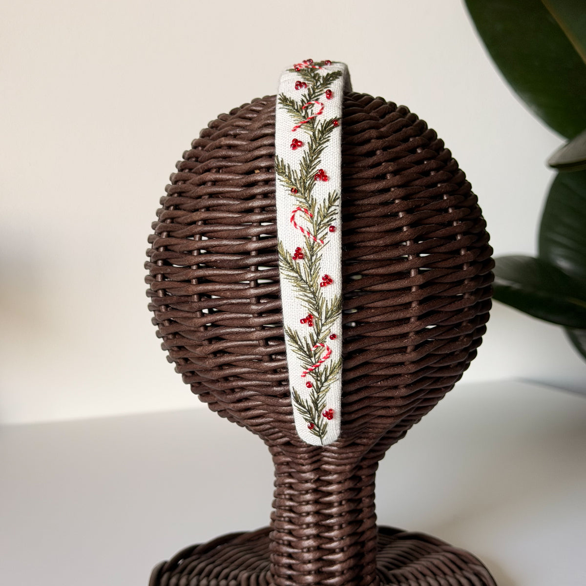 Cerchietto natalizio in lino bianco con bastoncini di zucchero e perline rosse