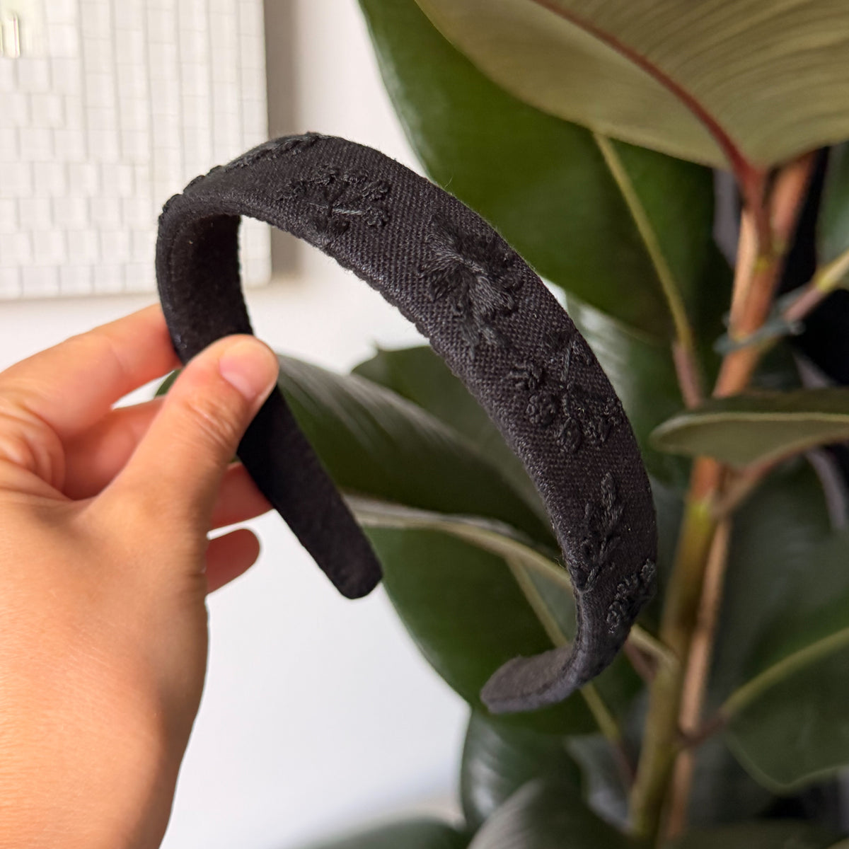 CERCHIETTO FIORI TONO SU TONO NERO