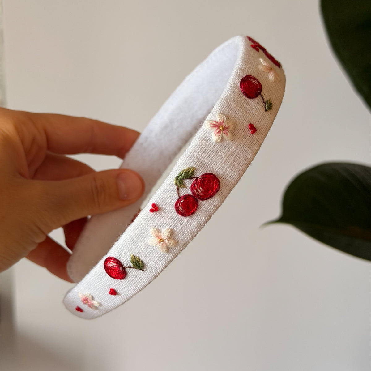 CERCHIETTO CILIEGIE E FIORI BIANCO