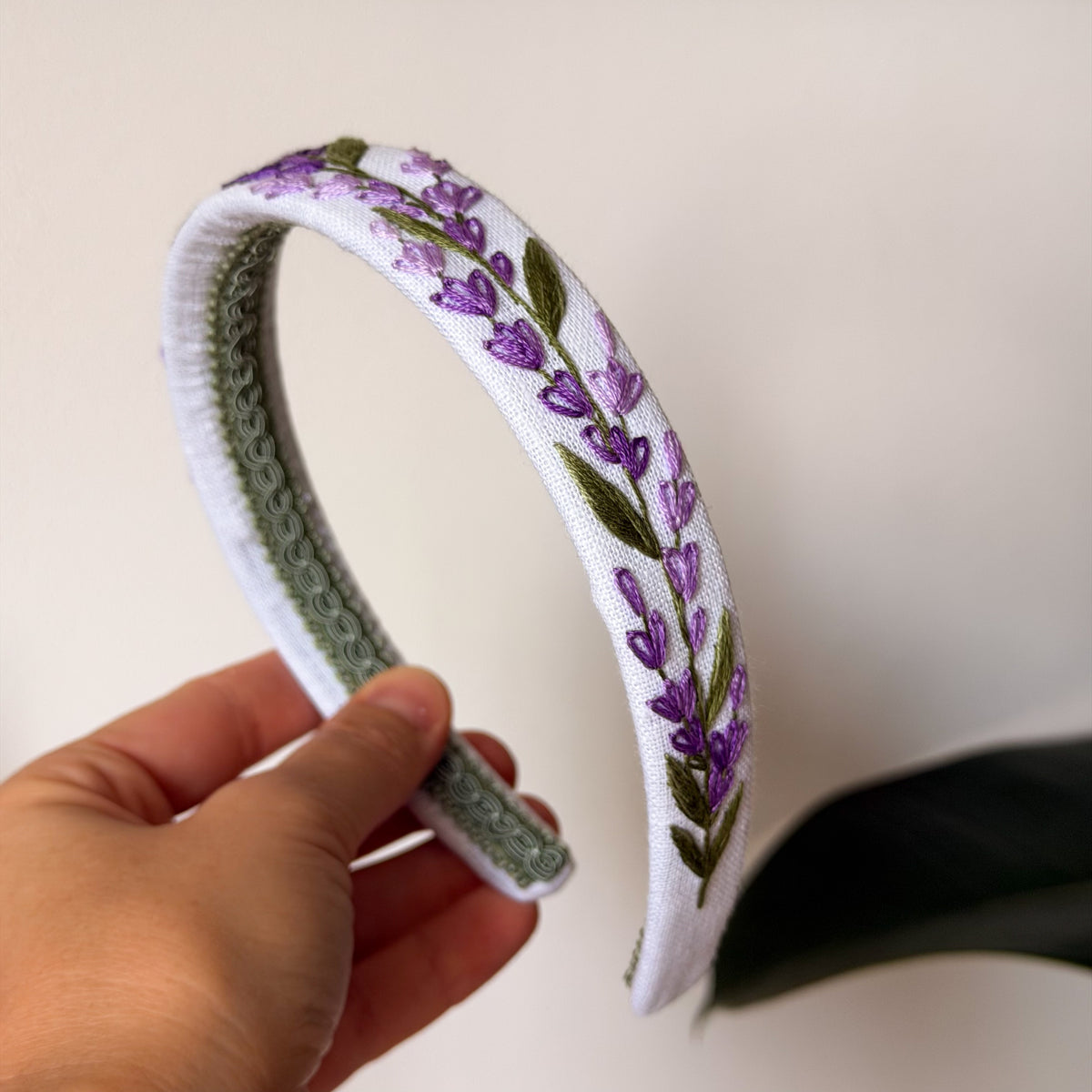 “Cerchietto in lino bianco con lavanda ricamata a mano