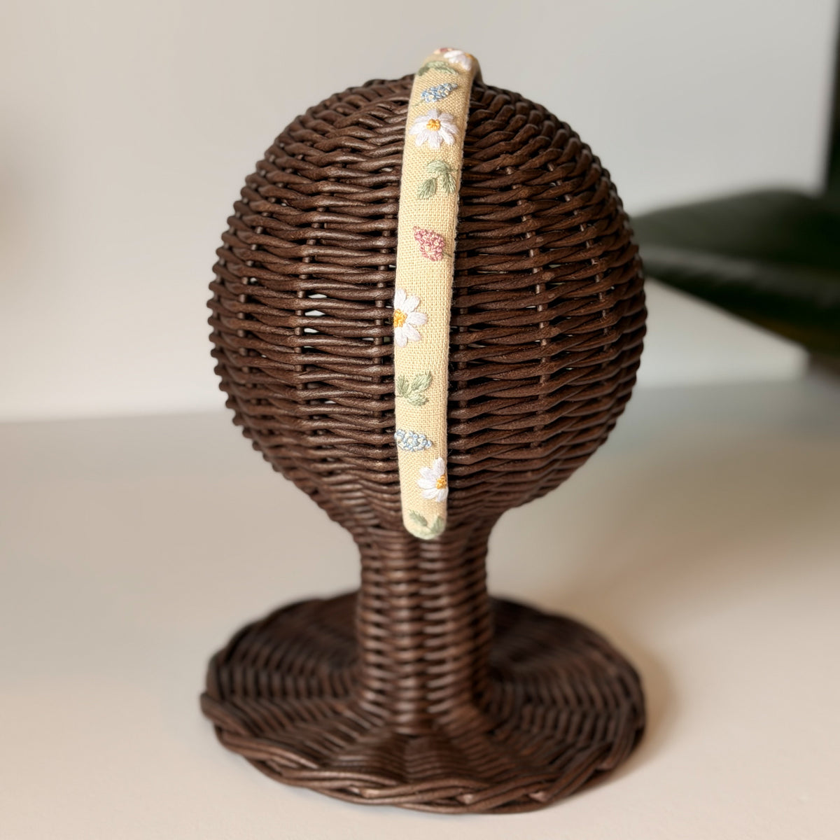 Cerchietto sottile in lino beige ricamato a mano con margherite