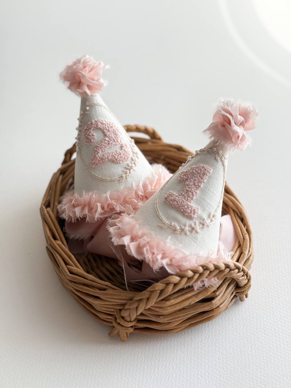 CAPPELLINO DECORATIVO CON NUMERO RICAMATO