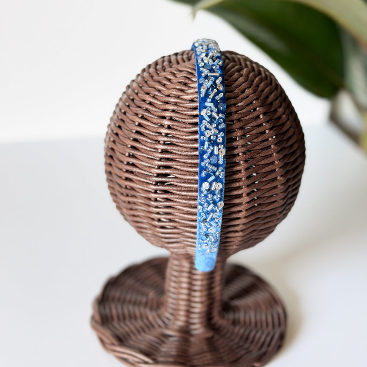 Cerchietto Blu Ice in velluto blu elettrico con perline argentate e blu.


