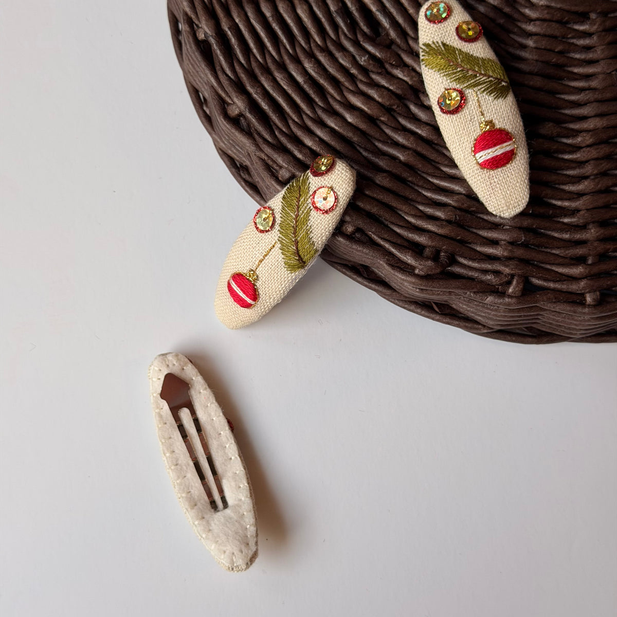 MOLLETTA PALLINA DI NATALE SU LINO BEIGE
