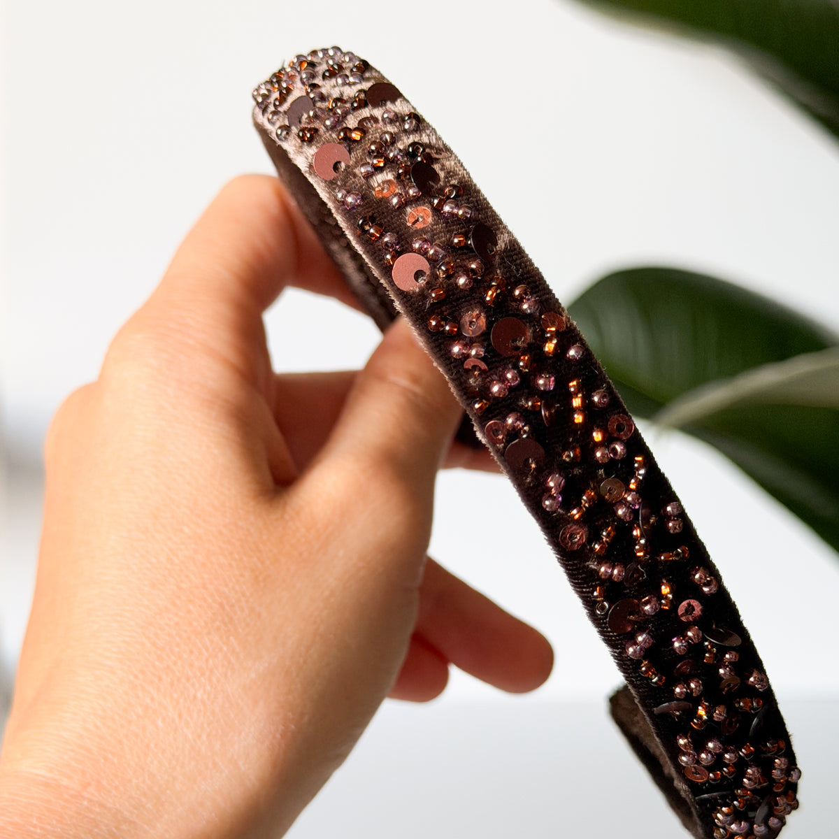 Cerchietto Brown Sparkle in velluto marrone con perline e paillettes.