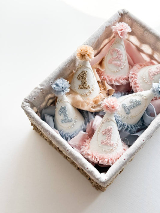 CAPPELLINO DECORATIVO CON NUMERO RICAMATO