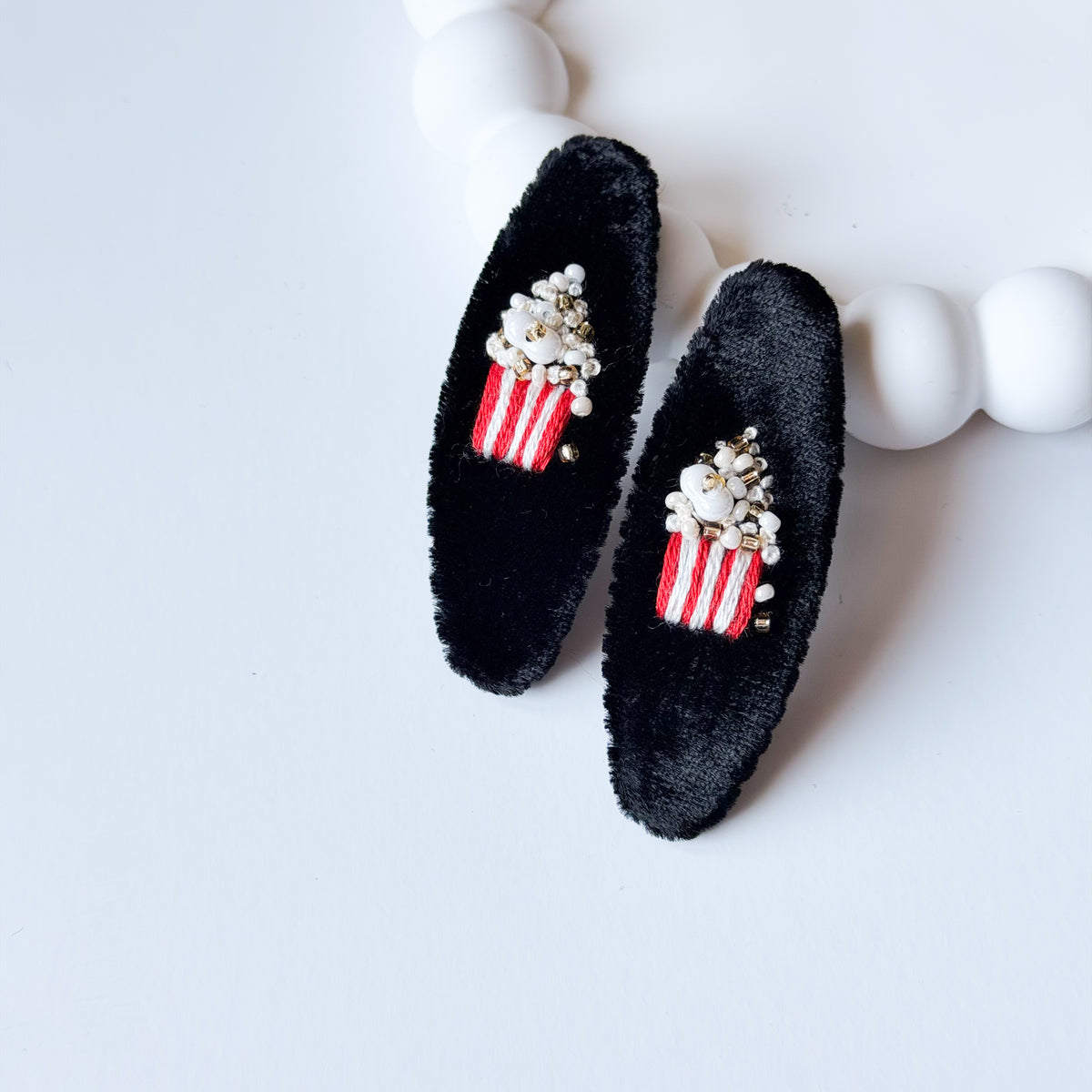 Mollette in velluto nero con ricamo popcorn e perline