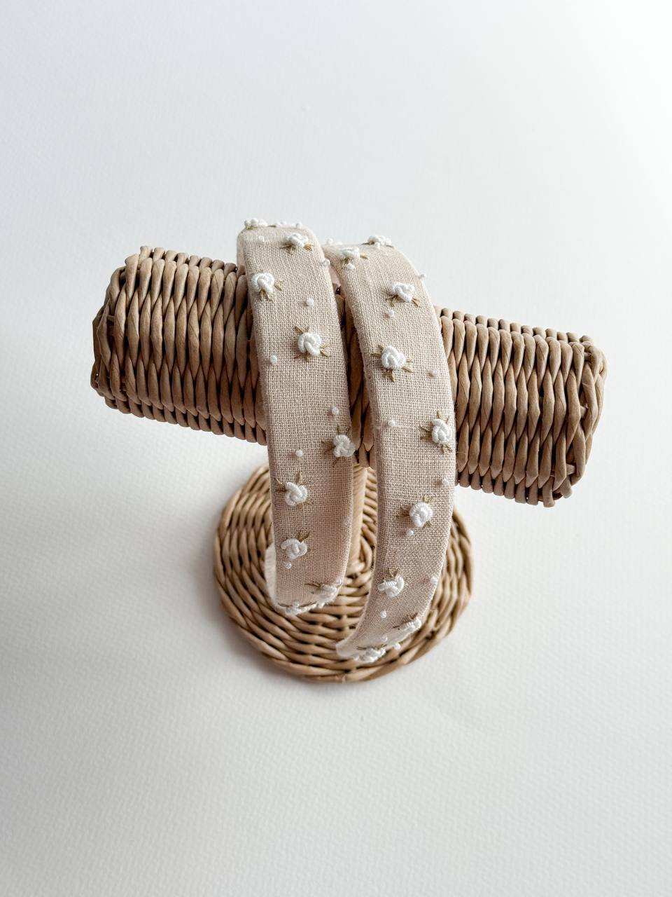 CERCHIETTO CON ROSELLINE SUL BEIGE