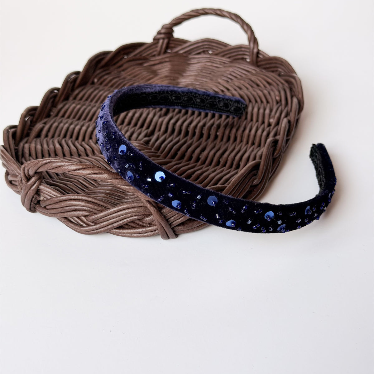 Cerchietto Zaffiro in velluto blu viola decorato con perline e paillettes blu