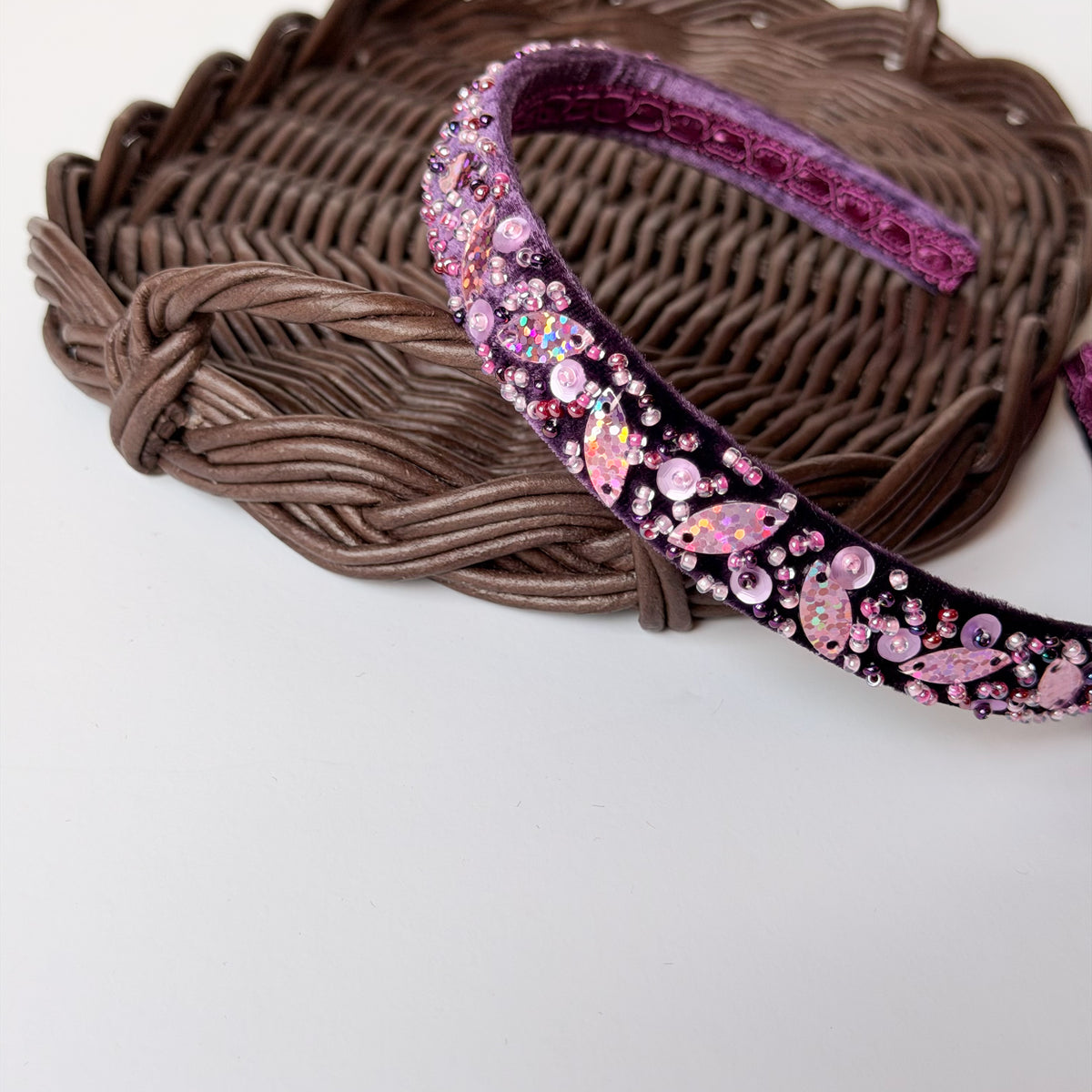 Cerchietto Violet Shine in velluto viola decorato con perline e paillettes viola e rosa