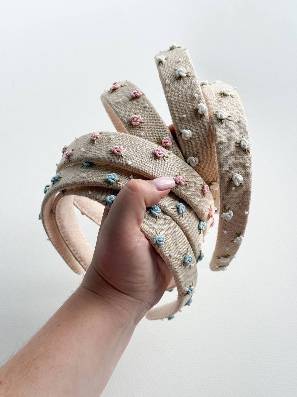 CERCHIETTO CON ROSELLINE SUL BEIGE