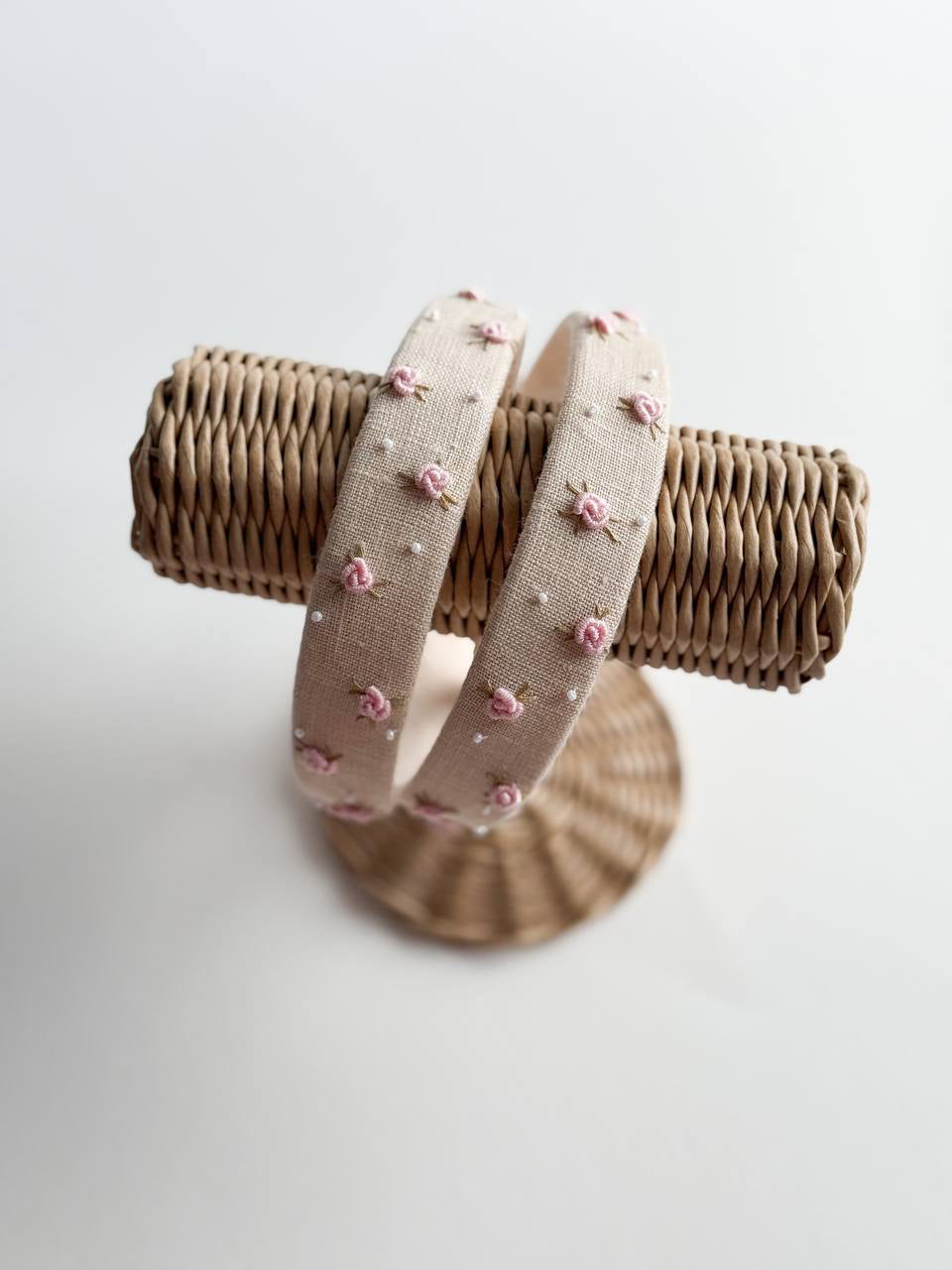 CERCHIETTO CON ROSELLINE SUL BEIGE