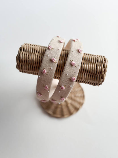 CERCHIETTO CON ROSELLINE SUL BEIGE