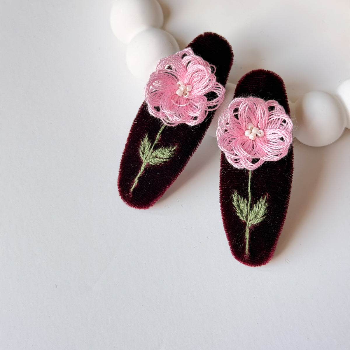 Molletta Amelie in velluto bordeaux con fiore rosa e perline.
