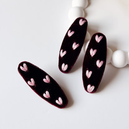 Mollette in velluto bordeaux con cuoricini rosa ricamati
